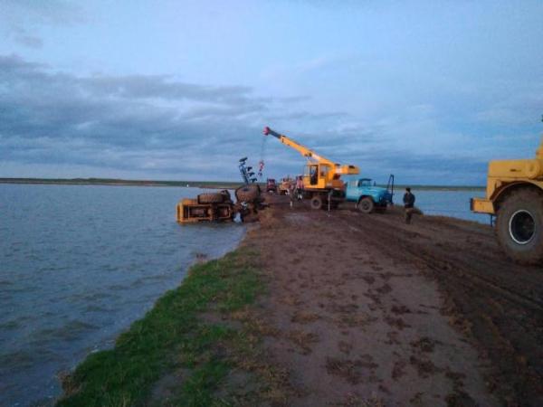 Мужчина погиб после падения трактора в искусственную плотину